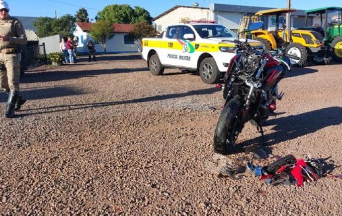 Motociclista fica ferido em colisão entre carro e moto na SC 163, em São João do Oeste