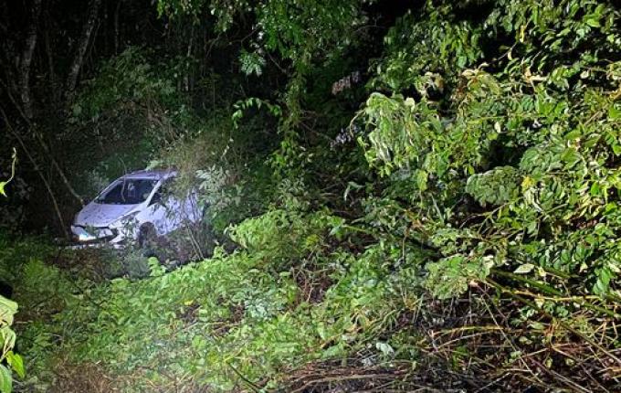 Jovem fica ferida após carro cair em ribanceira na SC-496 em Belmonte