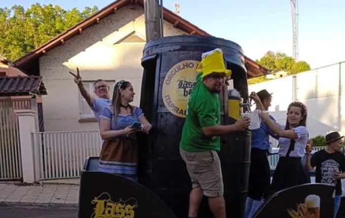 44ª Oktoberfest: Bierwagen leva chopp e alegria pelas ruas de Itapiranga