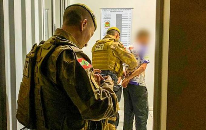 Homem é preso após apontar arma para pedestres em SMOeste