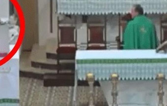 Homem entra em missa e ameaça padre com lança em Santa Catarina