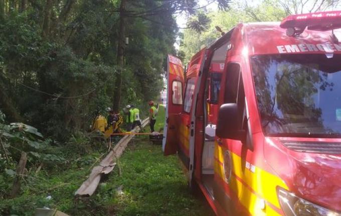 Saída de pista na SC-157 deixa dois idosos feridos