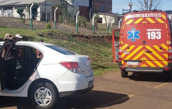 Veículo com quatro pessoas colide em poste na BR 163