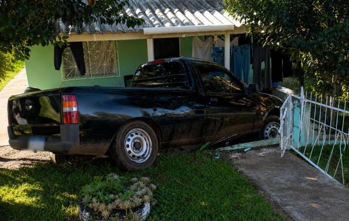 Motorista perde o controle e caminhonete invade casa em Cunha Porã