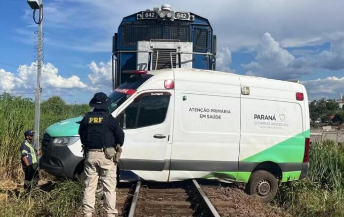 Ambulância é atingida por trem e quatro pessoas ficam feridas, no PR