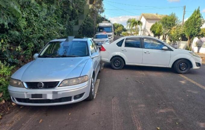 Motorista é preso por embriaguez ao colidir em veículo estacionado em SJCedro