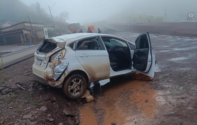 Carro sai da pista e cai em barranco na BR-163 em Guaraciaba