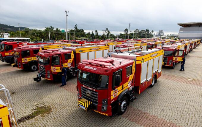 Bombeiros de SC recebem 56 novos caminhões em maior renovação da história
