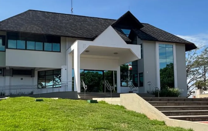 Réu de tentativa de homicídio é preso por condenação anterior ao chegar para júri em Campo Erê