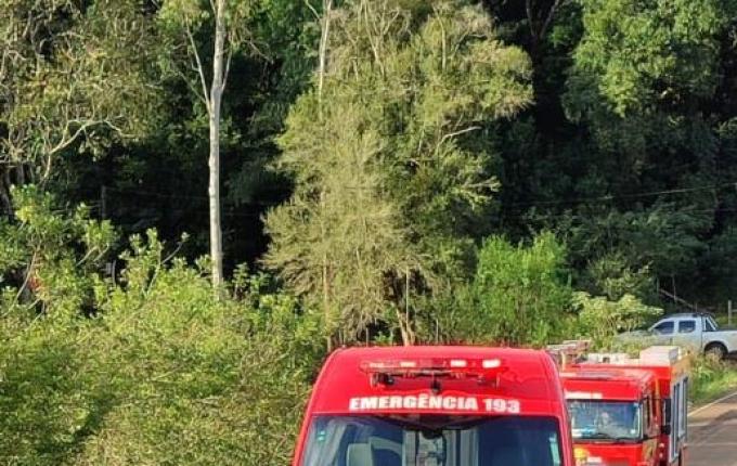 Idoso fica ferido após sair da pista com veículo em Iraceminha