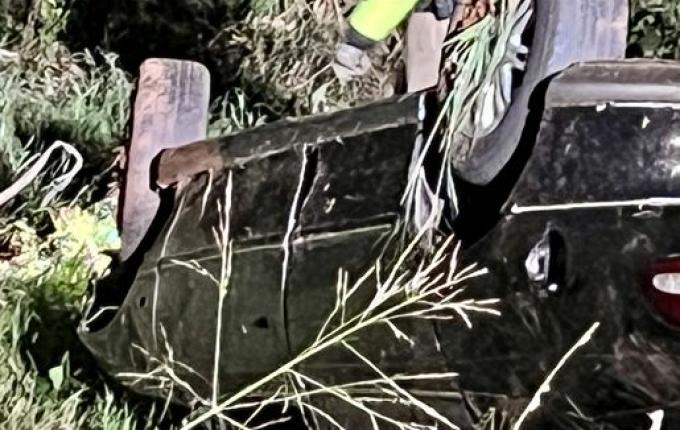 Capotamento deixa uma pessoa morta e outra ferida em SMOeste