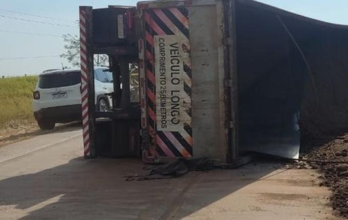 Motorista perde controle e tomba carreta na BR 163 em Guarujá do Sul