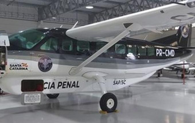 Governo de SC contrata avião para transporte de presidiários ao custo de quase R$ 5 milhões