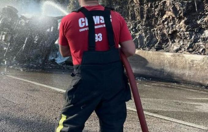 BR-101, no Morro dos Cavalos, é liberada após tombamento e explosão de carreta