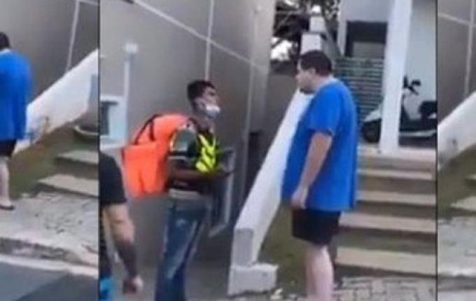 VÍDEO: Motoboy sofre ofensas racistas durante entrega