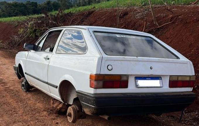 Carro furtado é recuperado sem rodas no interior de Iraceminha