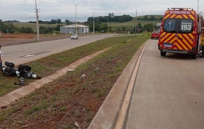 Colisão lateral entre carro e moto deixa dois feridos na BR 163, em São José do Cedro