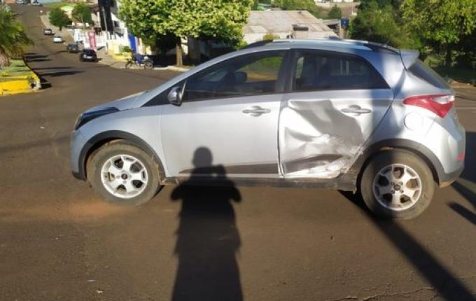 Veículos colidem no centro de Campo Erê