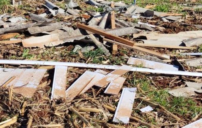 Casa tem o telhado arrancado com ventos fortes