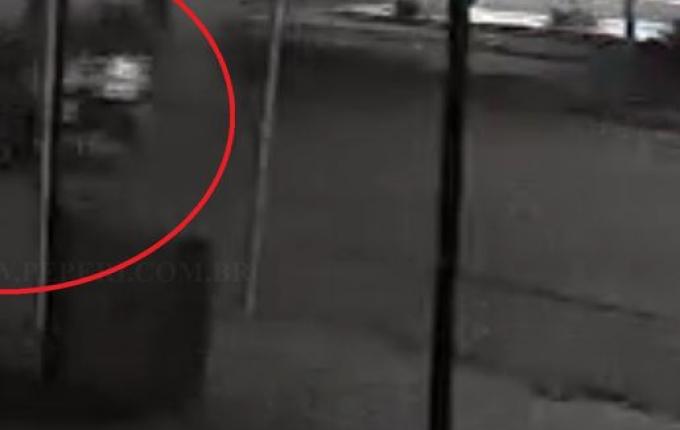 Imagens mostram grave colisão em poste na Willy Barth; vídeo