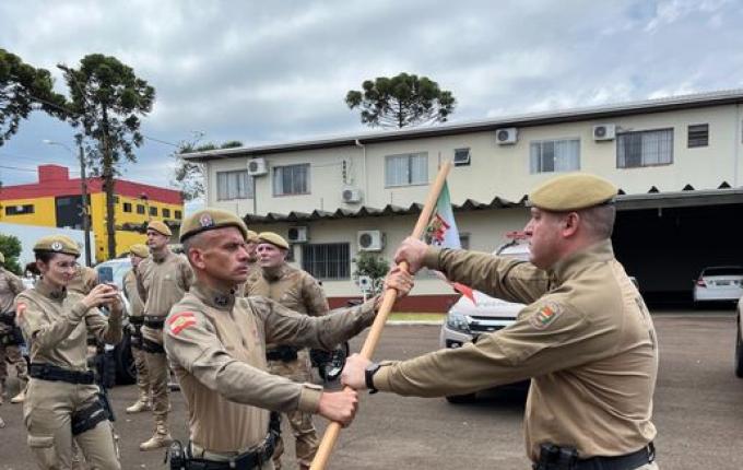 PM recebe em São Miguel do Oeste flâmula alusiva aos 190 anos da PMSC