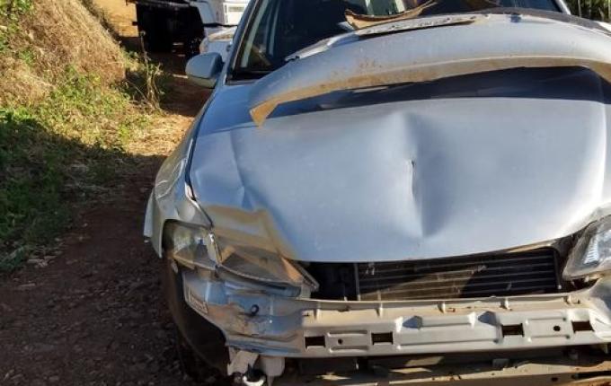 Colisão entre carro e caminhão deixa motorista levemente ferida