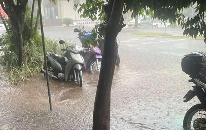 Chuva intensa provoca alagamentos de ruas em São Miguel do Oeste