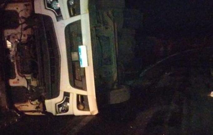 Carreta tomba e óleo bloqueia SC-163 entre Descanso e Iporã do Oeste