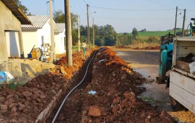 CASAN leva água encanada a famílias de loteamento em Belmonte
