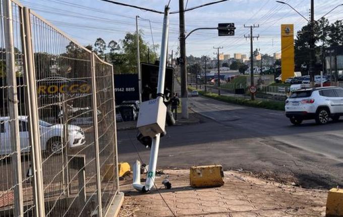 Semáforo cai após ser atingido por carreta na Willy Barth, em São Miguel do Oeste