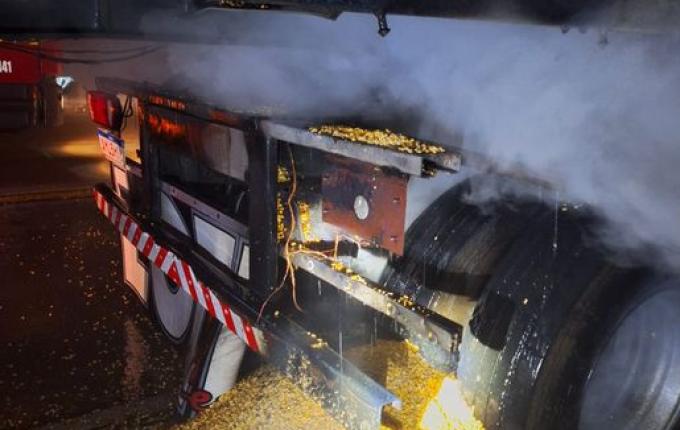 Incêndio em carreta é controlado pelo motorista na BR-163