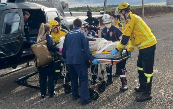 Homem fica gravemente ferido em colisão entre caminhão e trator na BR-282