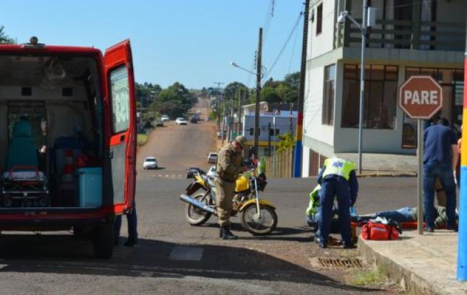 Motociclista fica ferido em colisão com carro no centro