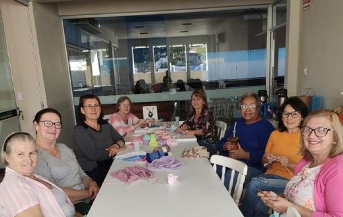 Grupo de Mulheres Cedrense confecciona sapatinhos e roupinhas de lã