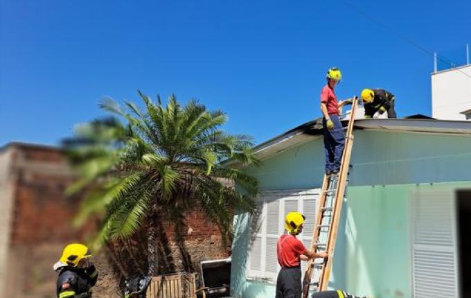 Curto circuito provoca princípio de incêndio em residência em Itapiranga