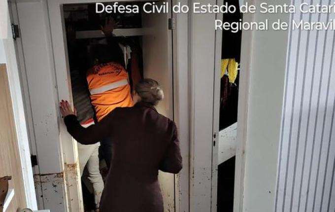 Moradora escapa pela janela após muro cair na casa dela em Maravilha