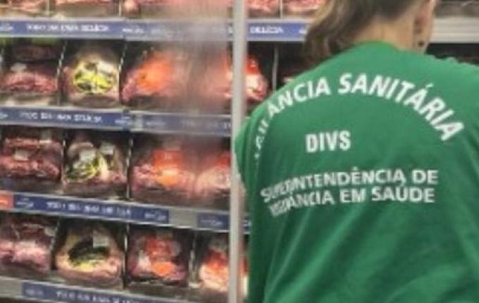 Carnes vencidas, moscas e mofo nos alimentos são encontradas em estabelecimentos de SC