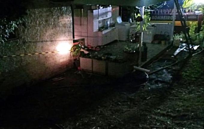 Residência no interior pega fogo durante preparo de churrasco