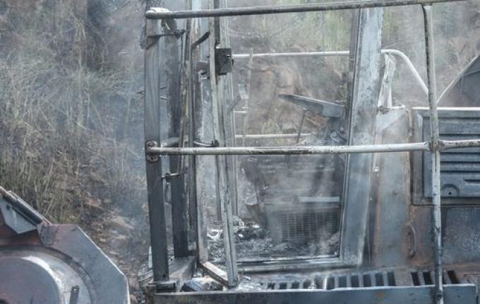 Fogo destrói colheitadeira na BR-282 em Paraíso