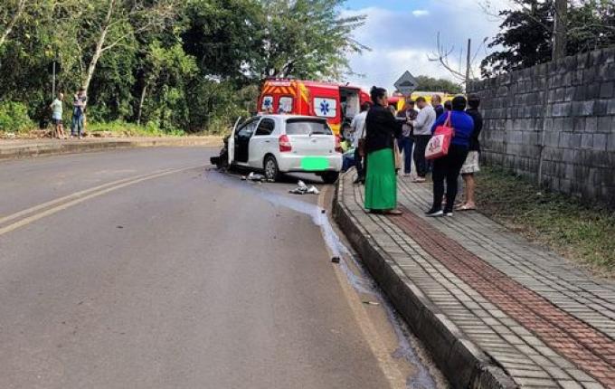 Colisão entre carro e caminhão deixa uma pessoa ferida na SC-482