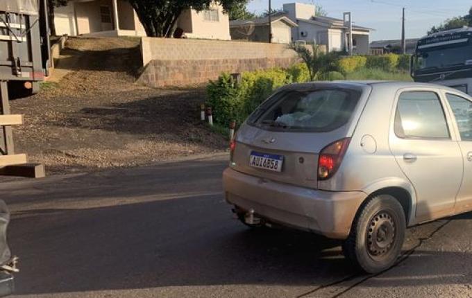Acidente entre carro e moto causa congestionamento na saída de SMOeste