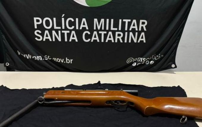 Homem com tornozeleira eletrônica é detido com espingarda adulterada em Guaraciaba