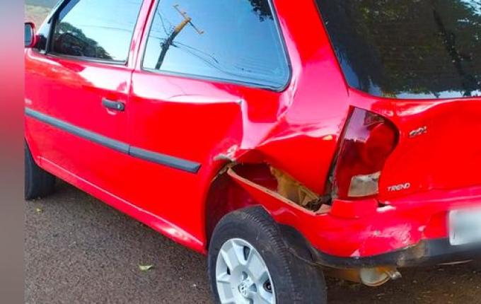 Motorista foge após colidir contra carro estacionado em São Miguel do Oeste