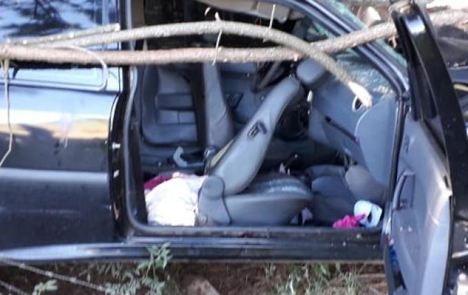 Saída de pista deixa três feridos