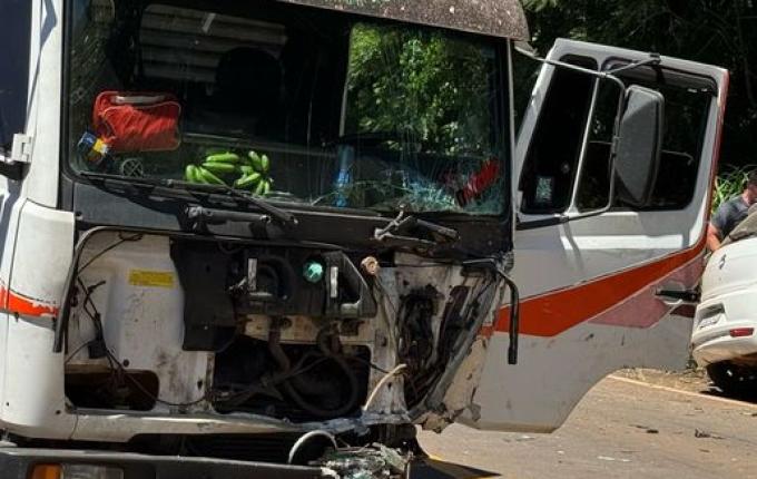 Colisão frontal entre caminhão e carro mata uma pessoa na SC 163