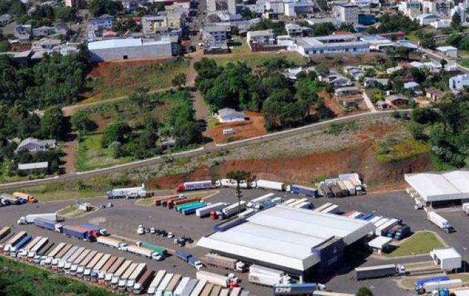 Aduana de Cargas registra queda na passagem de caminhões em outubro