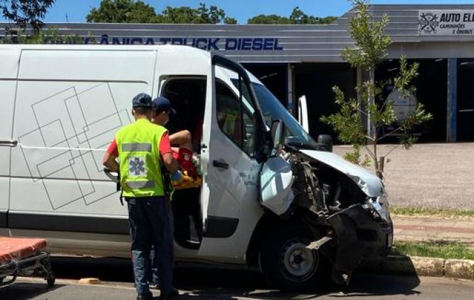 Colisão traseira deixa homem ferido na Waldemar Rangrab, em SMO