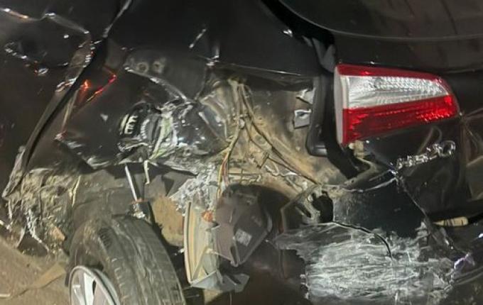 Motorista bate em carros estacionados e foge em São Miguel do Oeste