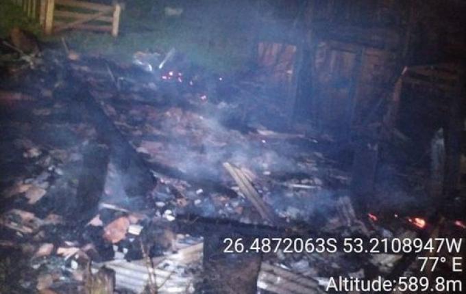 Três edificações são atingidas pelo fogo em Campo Erê