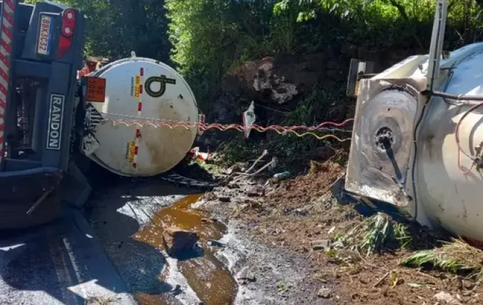 Carreta tomba na BR-282 e deixa condutor gravemente ferido entre Maravilha e Pinhalzinho